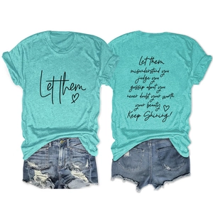 Dettaglio della t-shirt blu tiffany con stampa cuore e shorts in denim consumati