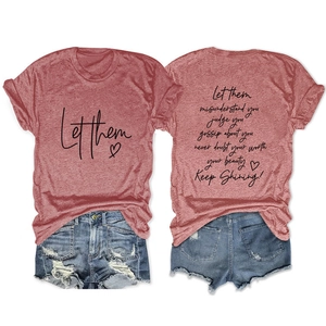 Set t-shirt rosso ruggine con scritte e pantaloncini di jeans strappati distesi