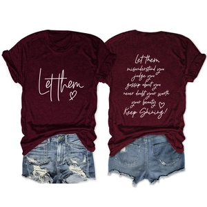 Vista fronte e retro della t-shirt bordeaux con scritte e pantaloncini di denim
