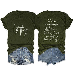 Vista fronte e retro della t-shirt verde militare con stampa artistica bianca dello slogan