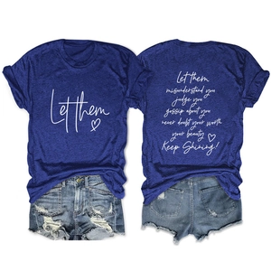 Set maglietta blu con stampa 'Let them' e pantaloncini di jeans in vista piatta