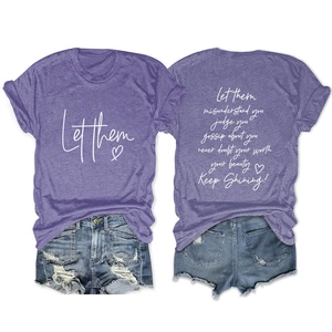 Completo t-shirt viola stampata da donna e shorts in denim blu strappati, fronte e retro