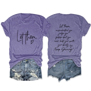 Vista fronte e retro della t-shirt viola stampata Let Them con pantaloncini in denim