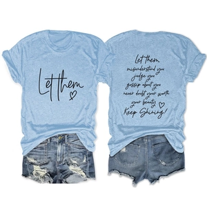 T-shirt azzurra con stampa Let Them e pantaloncini in denim azzurro strappati su bianco