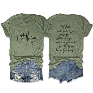 Set t-shirt stampata verde militare e pantaloncini di denim usurati distesi