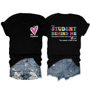Vue à plat du t-shirt enseignant noir avec message au dos et short en jean assorti