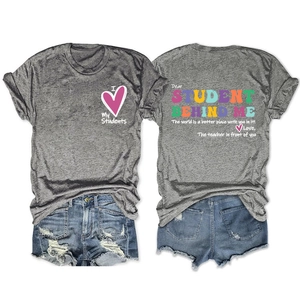 Détail du t-shirt gris avec imprimé cœur et short en jean pour femmes et étudiants
