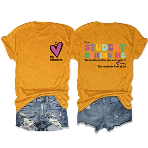 T-shirt en coton jaune gingembre avec citations d'enseignant et short en jean effilé