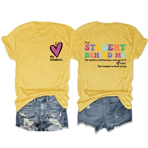 Détail du t-shirt jaune avec texte 'I heart My Students' et impression inspirante au dos