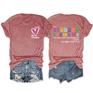 Détails avant et arrière du t-shirt rose avec texte imprimé et short en jean bleu délavé