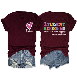 Détails recto-verso du t-shirt enseignant bordeaux avec imprimé cœur et texte