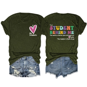 T-shirt vert armée avec imprimé Dear Student Behind Me et short en jean