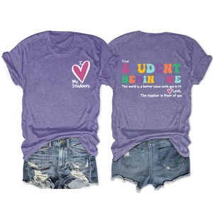 Mise à plat d'un T-shirt violet chiné avec imprimé au dos et short en jean déchiré