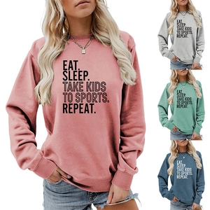 Détail de l'imprimé EAT SLEEP TAKE KIDS sur un sweat à col rond et manches longues
