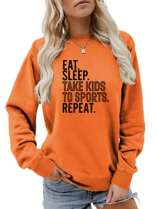 Détail de l'imprimé slogan Eat Sleep Take Kids sur un sweat orange à manches longues
