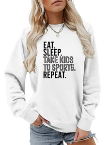 Détail du mélange de coton et de l'impression du slogan de qualité sur le sweat-shirt blanc