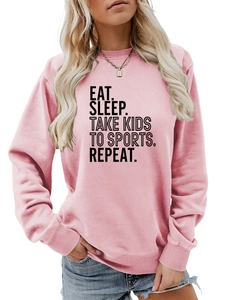 Gros plan du sweat rose à col rond avec impression noire Eat Sleep Take Kids To Sports
