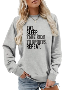 Détail de l'imprimé Eat Sleep Take Kids to Sports sur un sweat à col rond gris clair
