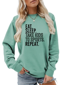 Détail du sweat vert menthe avec inscription Eat Sleep Take Kids To Sports Repeat