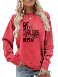 Détail du sweat rouge avec inscription EAT SLEEP TAKE KIDS TO SPORTS imprimée