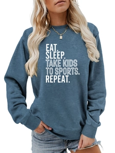 Détail de l'imprimé Eat Sleep Take Kids To Sports sur un sweat bleu marine col rond