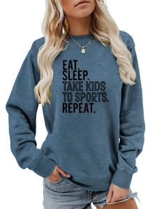 Gros plan d'un sweat bleu avec slogan noir imprimé pour les parents sportifs actifs