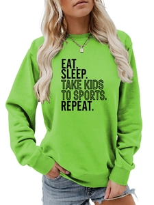Détail de l'imprimé Eat Sleep Take Kids sur un sweat-shirt vert vif à manches longues