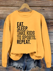 Détail du sweat-shirt jaune à col rond avec imprimé noir Eat Sleep Take Kids sports
