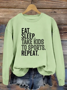 Détail du motif Eat Sleep Take Kids sur sweat à col rond en coton vert clair décontracté