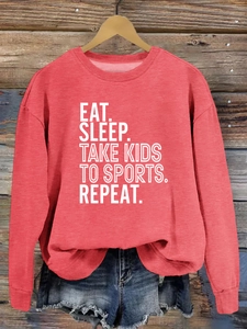 Gros plan du slogan blanc imprimé sur un sweat-shirt décontracté rouge corail