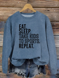 Détail du sweat à col rond bleu avec imprimé EAT SLEEP TAKE KIDS TO SPORTS