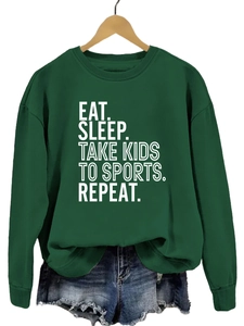 Détail de l'imprimé Eat Sleep Take Kids sur un sweat-shirt à col rond vert foncé