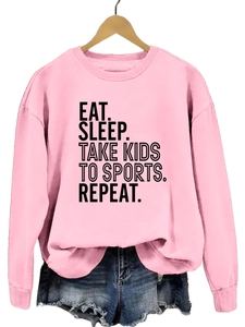 Sweat rose à col rond avec slogan 'EAT SLEEP TAKE KIDS' et short en jean assorti
