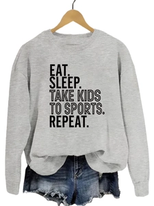 Détail du slogan Eat Sleep Take Kids to Sports sur un sweat à col rond gris chiné