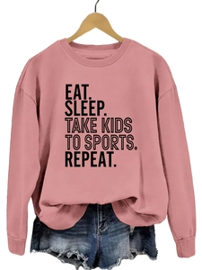 Détail de l'imprimé slogan Eat Sleep Take Kids To Sports sur sweat-shirt rose vintage