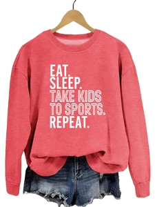 Détail d'un sweat rouge avec inscription imprimée Eat Sleep Take Kids To Sports Repeat
