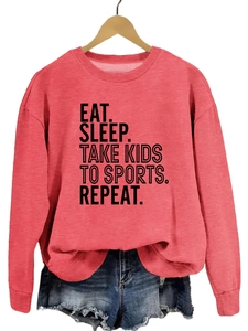 Détail du sweat rouge avec inscription noire Eat Sleep Take Kids To Sports imprimée