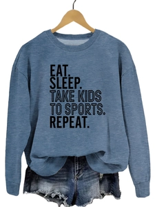 Gros plan sur l'imprimé humoristique de ce sweat-shirt à col rond gris-bleu à manches