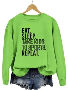 Détail du slogan Eat Sleep Take Kids To Sports sur le sweat vert à col rond