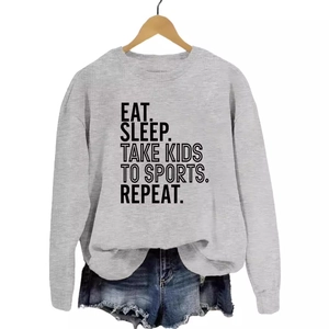 Sweat-shirt gris avec texte EAT SLEEP TAKE KIDS et short en jean décontracté