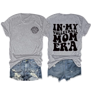 Vorder- und Rückansicht des grauen Volleyball Mom Era T-Shirts mit Retro-Print und Denim-Shorts