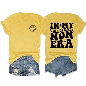 Flachbild des gelben Volleyball Mom Era T-Shirts und der Jeansshorts mit Vorder- und Rückseite