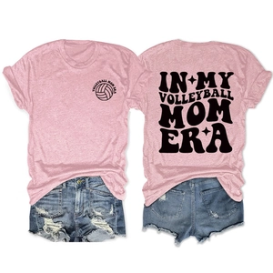 Detaillierte Vorder- und Rückansicht des rosa Volleyball Mom Era T-Shirts und Denim-Shorts