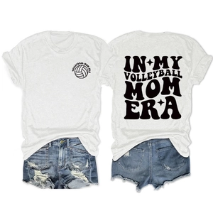 Vorder- und Rückansicht des weißen In My Volleyball Mom Era T-Shirts mit Denim-Shorts