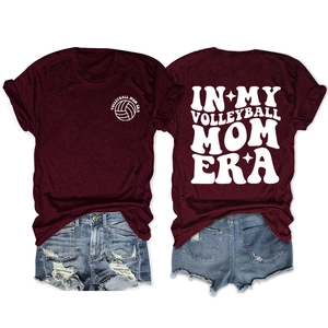 Flachgelegtes Set aus weinrotem Volleyball-Mom-T-Shirt und Denim-Shorts