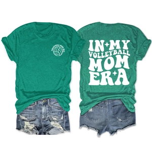 Vorder- und Rückansicht des grünen Volleyball Mom Era T-Shirts mit Denim-Shorts