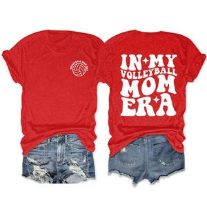 Detaillierte Vorder- und Rückansicht des roten T-Shirts mit Volleyball Mom Era Aufdruck