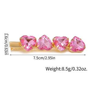 Dimensiones de pinza para el pelo con corazón rosa mostrando 7,5cm sobre fondo blanco