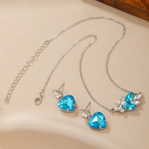 Parure bijoux argentée élégante avec collier fleur bleue et boucles d'oreilles cœur