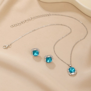 Parure collier et boucles d'oreilles saphir bleu sur soie pour mariage élégant